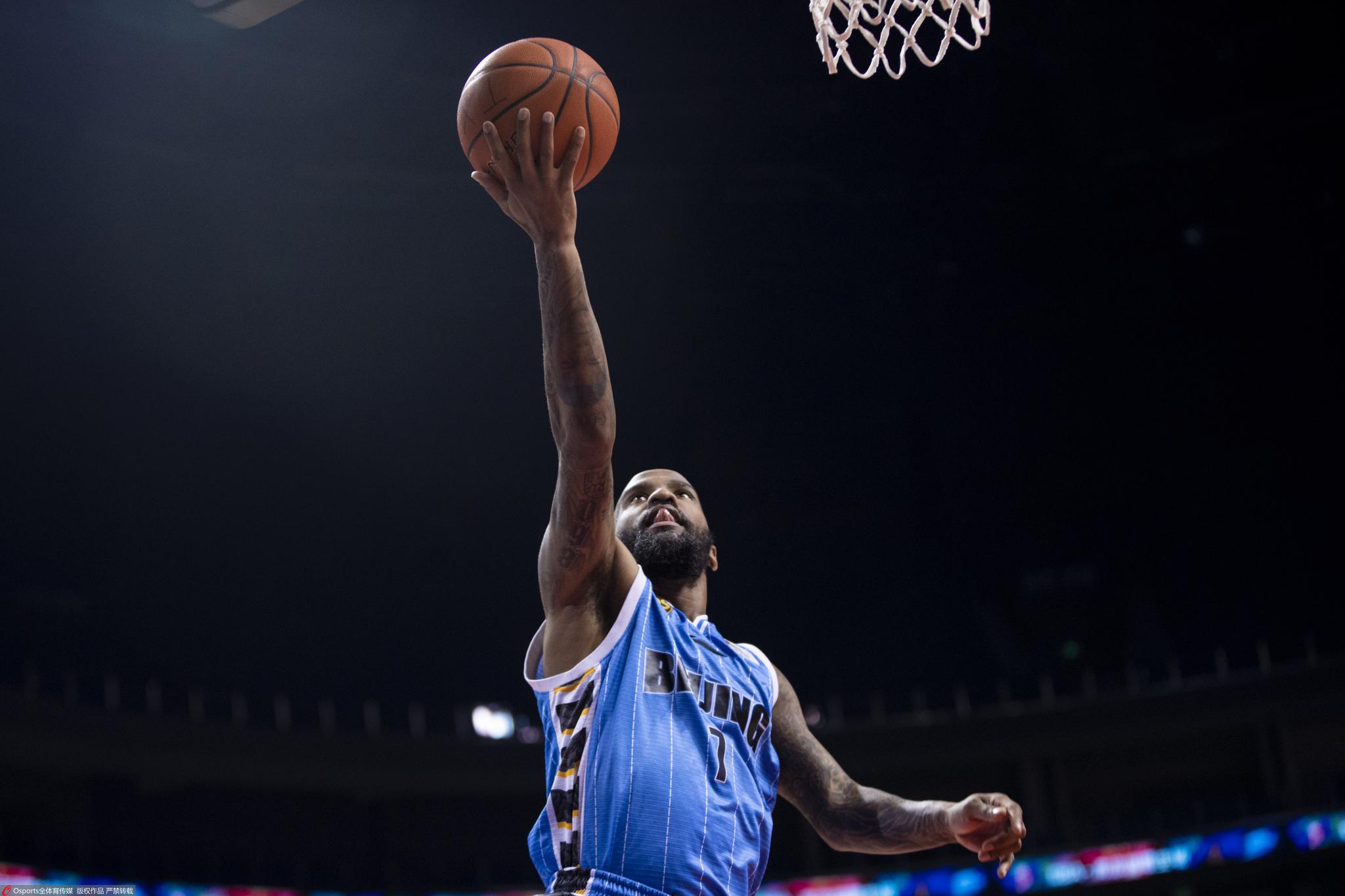 体育资讯-包含阿贾克斯训练开放日，赛后战术微调引欢呼，CBA季后赛在即，更衣室氛围转暖的词条